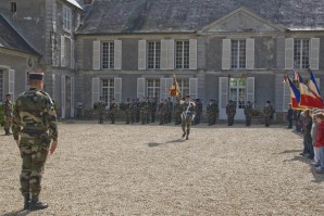 Cérémonie pour honorer un bataillon à Janvry